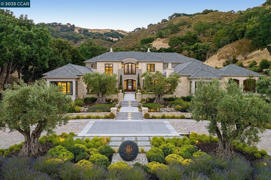 Your Private Oasis Awaits in This Beautiful California Estate Available for 25 Million 1