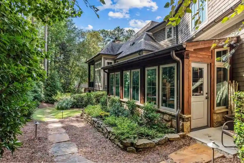 1831 Parrotts Pointe Rd 5.295M Luxury Home Showcasing Exceptional Design and Lakeside Peace 15