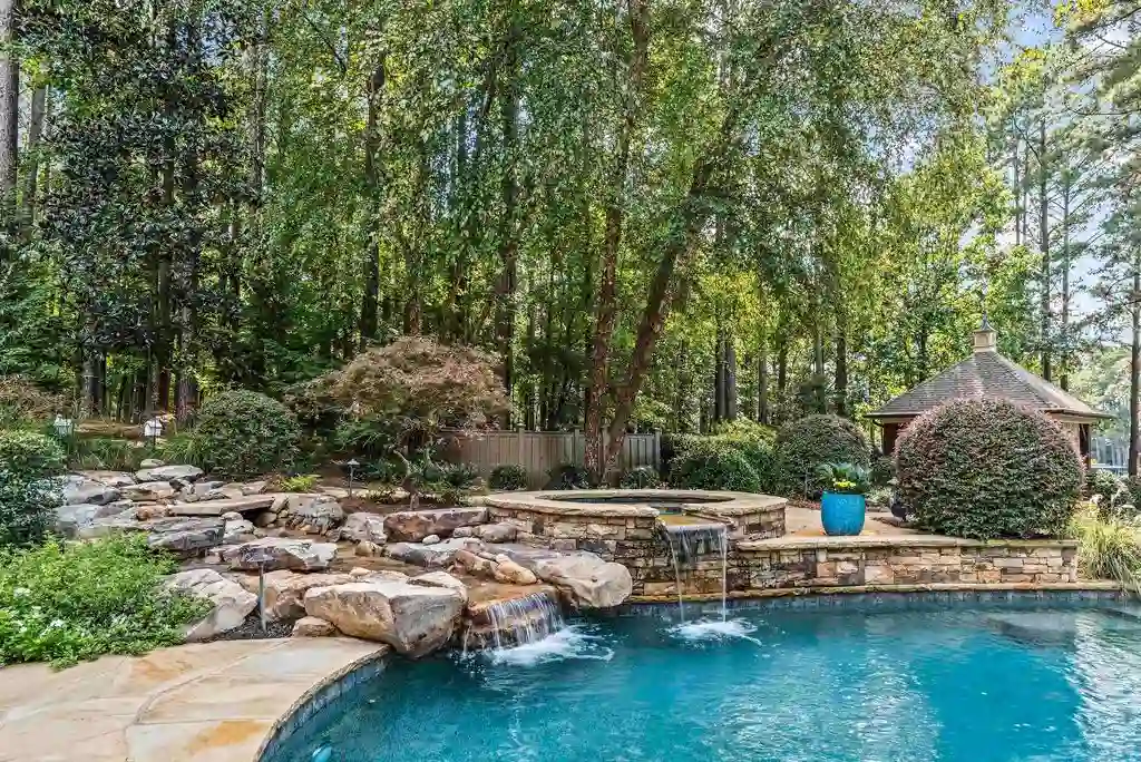 1831 Parrotts Pointe Rd 5.295M Luxury Home Showcasing Exceptional Design and Lakeside Peace 3