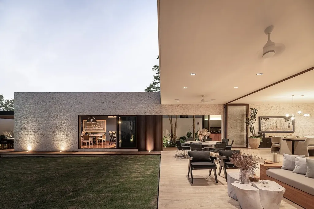 Casa CCC by R79 Arquitectura, A Harmonious Fusion of Light and Space