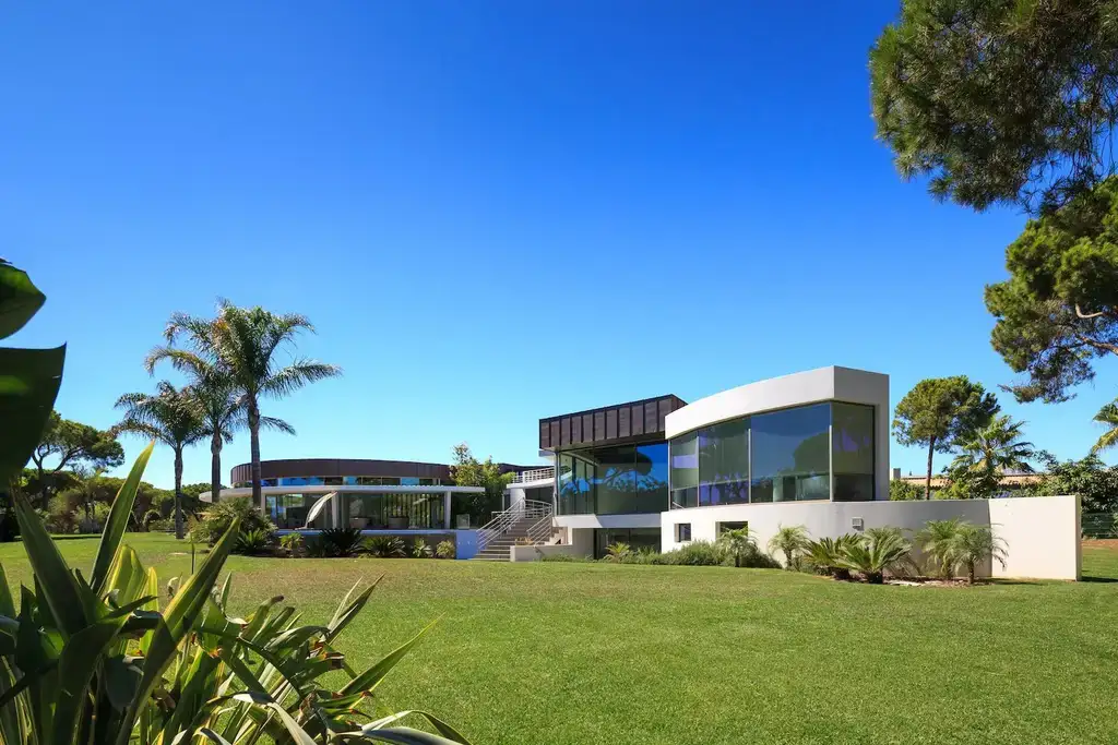 Pinhal Velho House by Vasco Vieira Arquitectos, Sculptural Modernism Meets Solar Geometry in Vilamoura, Portugal