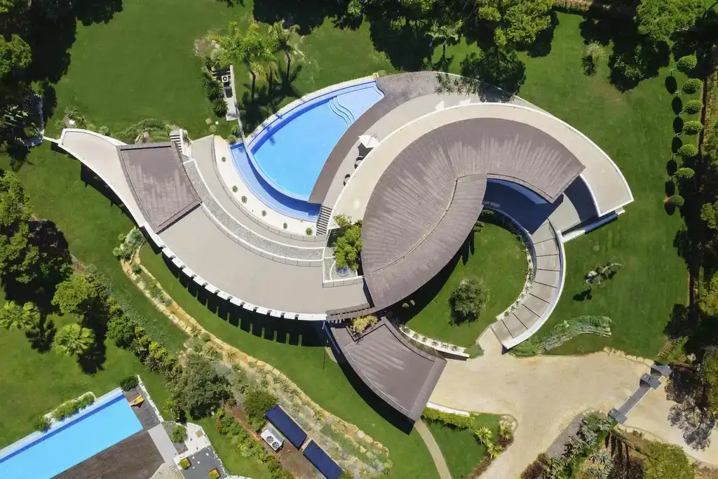 Pinhal Velho House by Vasco Vieira Arquitectos, Sculptural Modernism Meets Solar Geometry in Vilamoura, Portugal