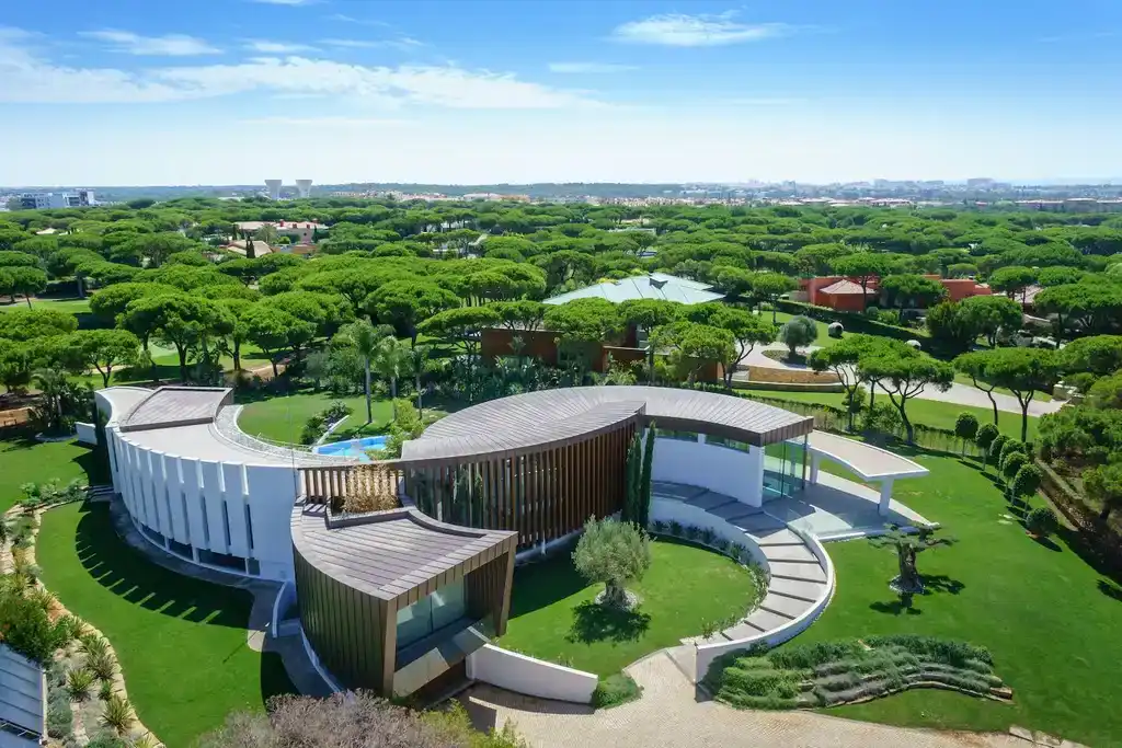 Pinhal Velho House by Vasco Vieira Arquitectos, Sculptural Modernism Meets Solar Geometry in Vilamoura, Portugal