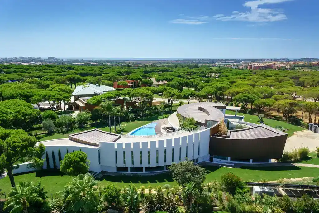Pinhal Velho House by Vasco Vieira Arquitectos Sculptural Modernism Meets Solar Geometry in Vilamoura Portugal 7