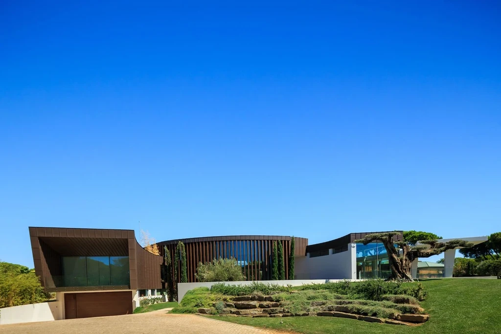 Pinhal Velho House by Vasco Vieira Arquitectos Sculptural Modernism Meets Solar Geometry in Vilamoura Portugal 8