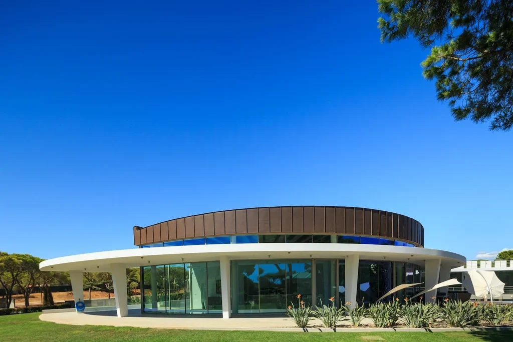 Pinhal Velho House by Vasco Vieira Arquitectos, Sculptural Modernism Meets Solar Geometry in Vilamoura, Portugal