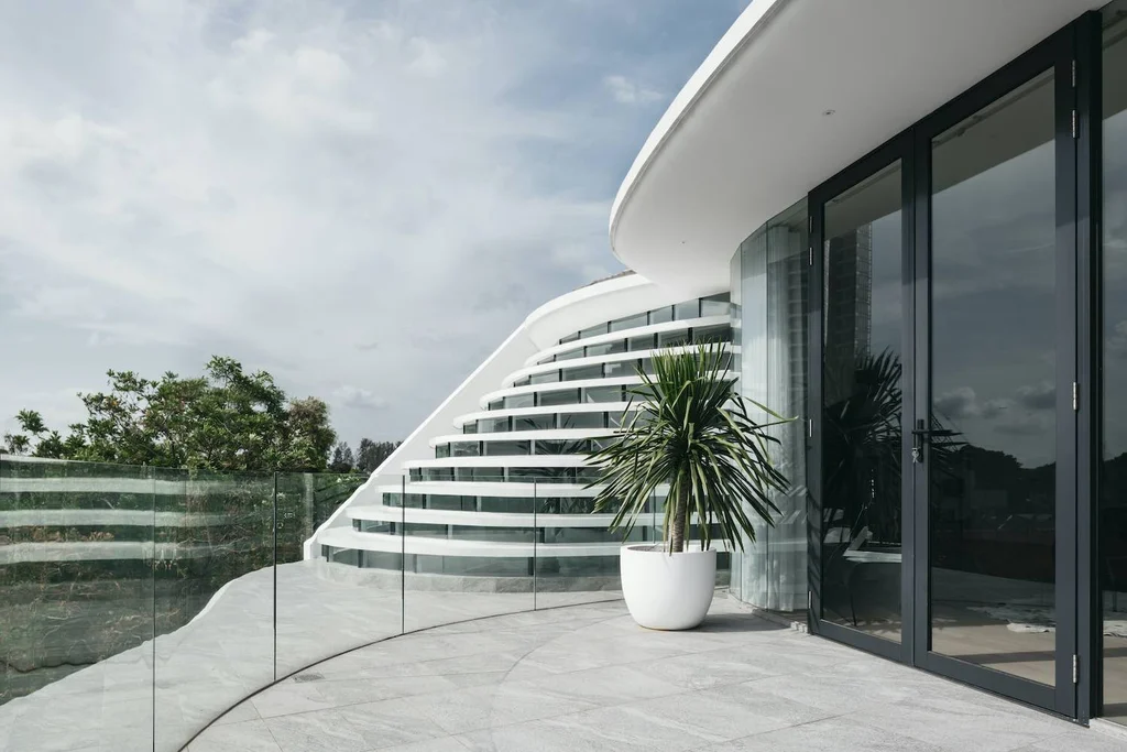 Stiletto House by EHKA Studio, A Masterpiece of Fluidity and Architectural Elegance