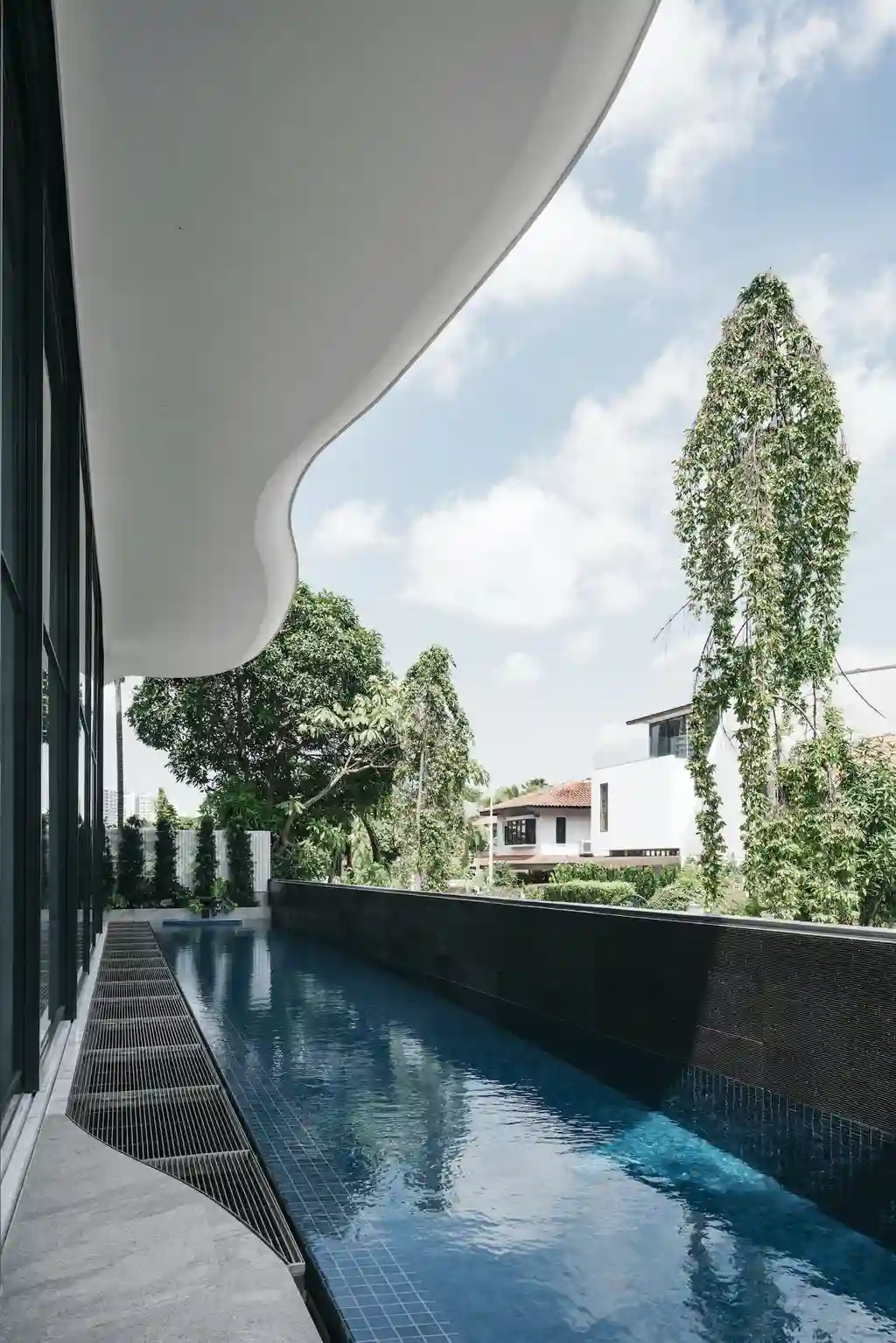 Stiletto House by EHKA Studio, A Masterpiece of Fluidity and Architectural Elegance