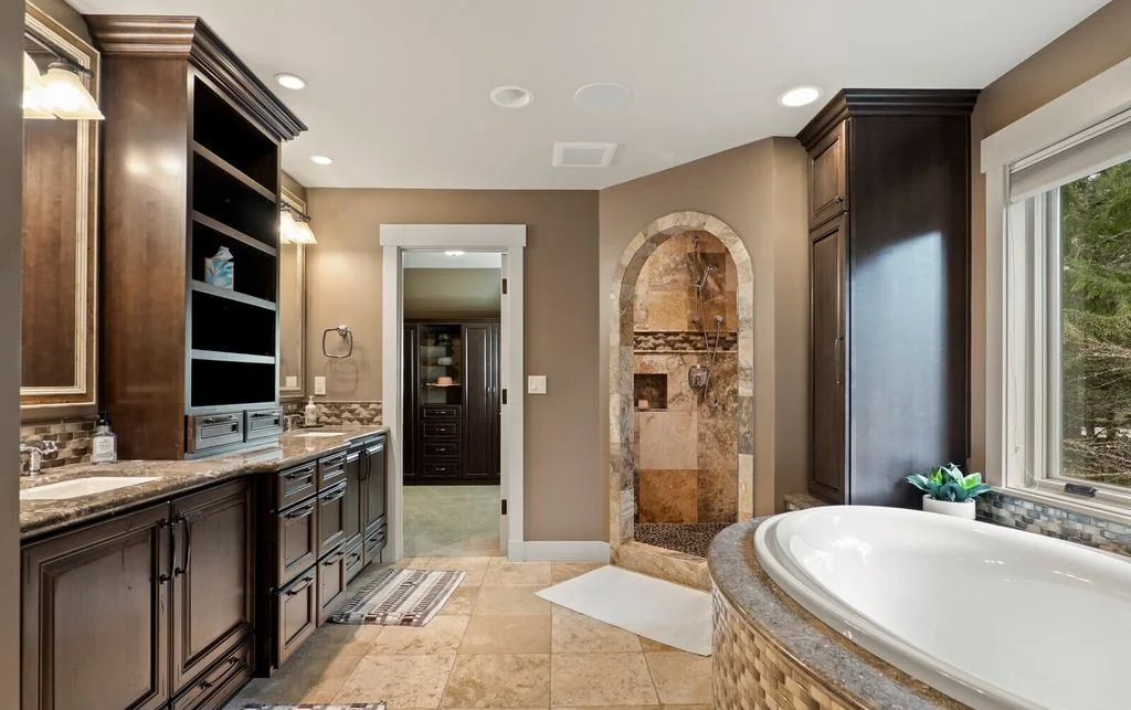 21934 NE 140th Way Captivating Tuscan Retreat in Lake of the Woods for 3688000 10