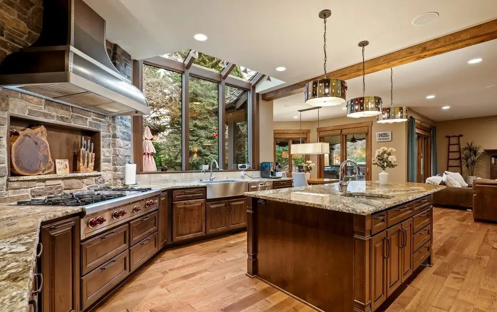 21934 NE 140th Way Captivating Tuscan Retreat in Lake of the Woods for 3688000 4