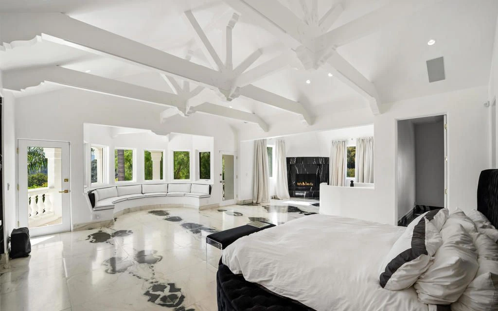 25665 Mulholland Hwy A Stunning Mediterranean Modern Retreat Hits the Market for 12 10