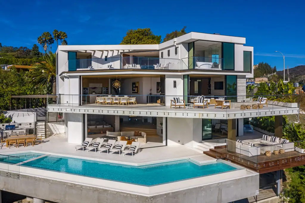 Angelo View Residence by IR Architects, A Hollywood Hills Haven of Modern Glamour