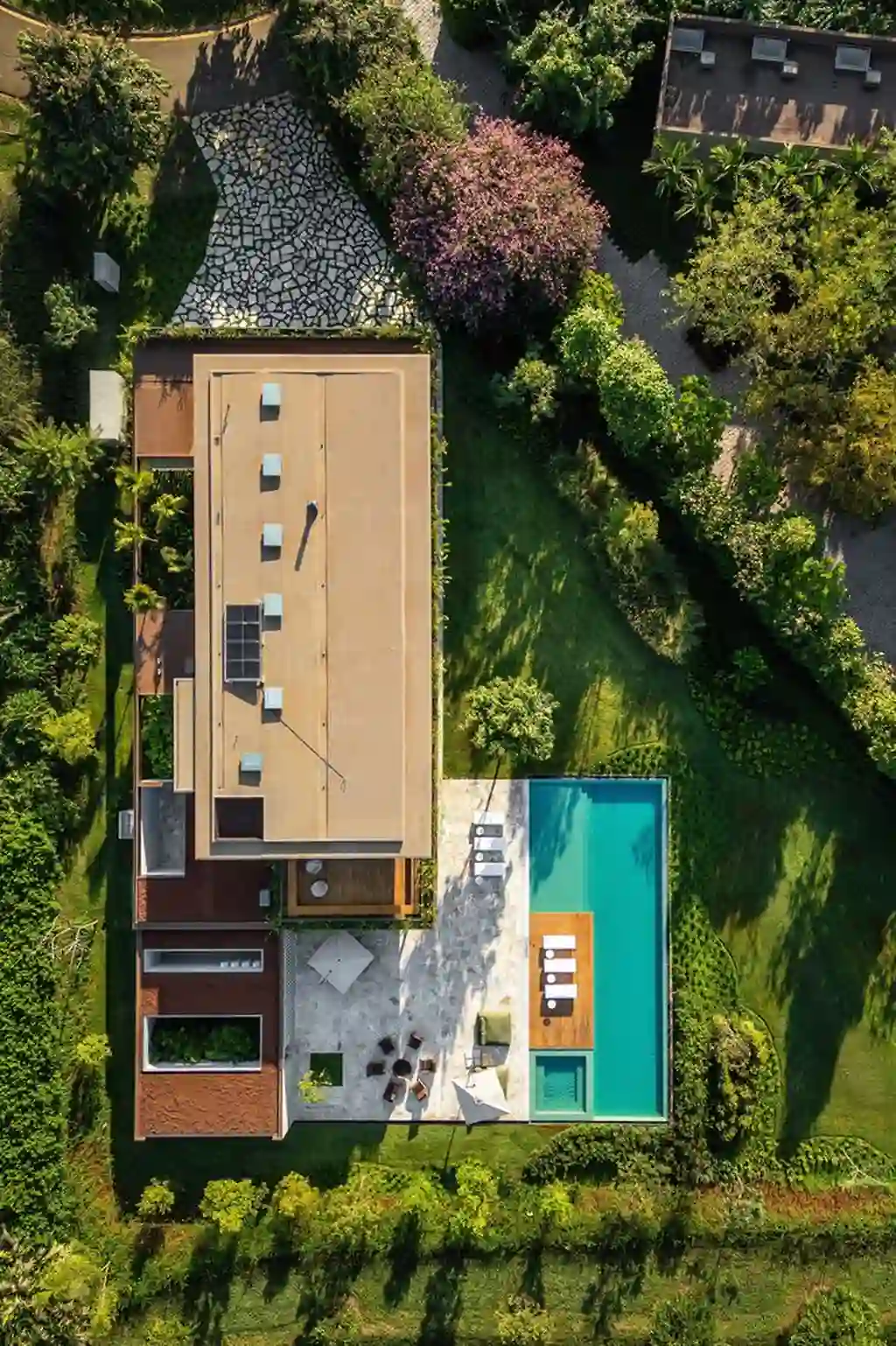 Floreira House by Matheus Farah + Manoel Maia, A Verdant Minimalist Haven in Porto Feliz