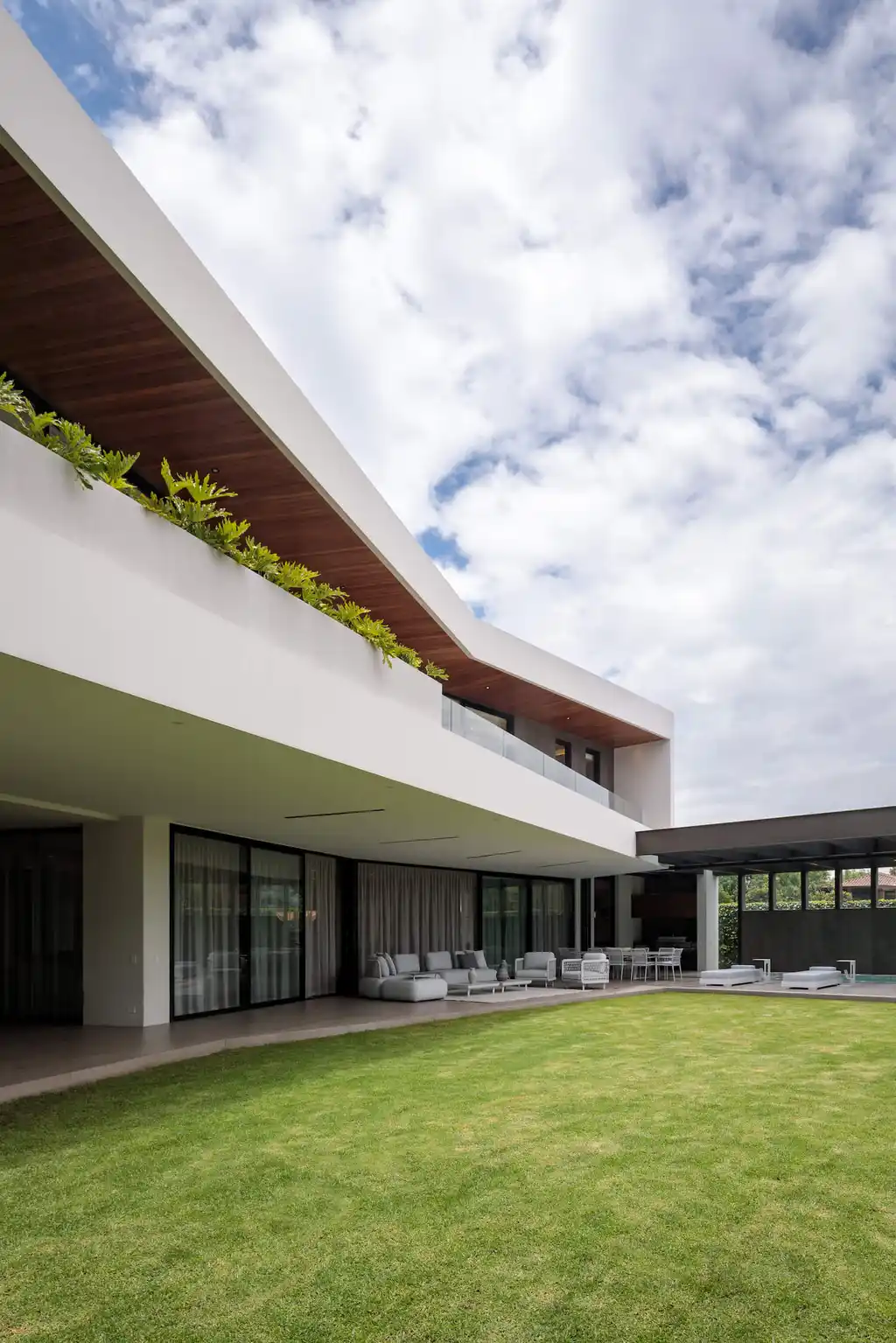 + House by Najas Arquitectos Blends Light, Geometry, and Nature in Cumbayá, Ecuado