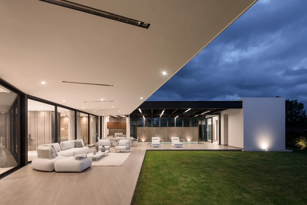 House by Najas Arquitectos Blends Light Geometry and Nature in Cumbaya Ecuado 11