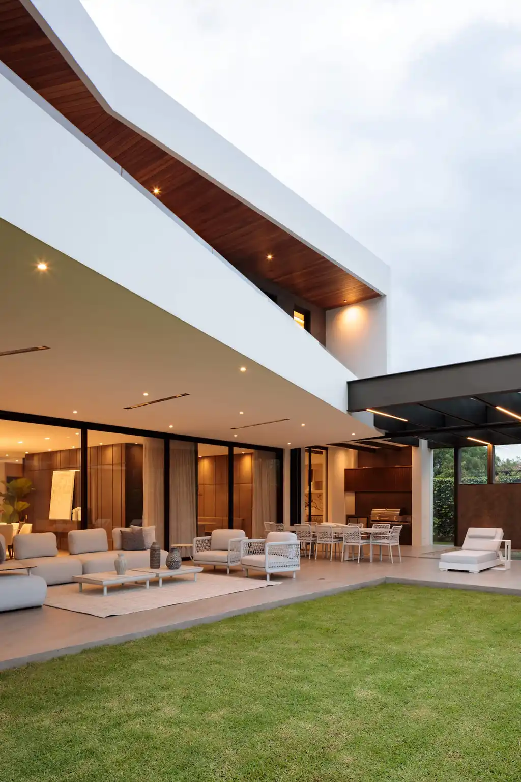 + House by Najas Arquitectos Blends Light, Geometry, and Nature in Cumbayá, Ecuado