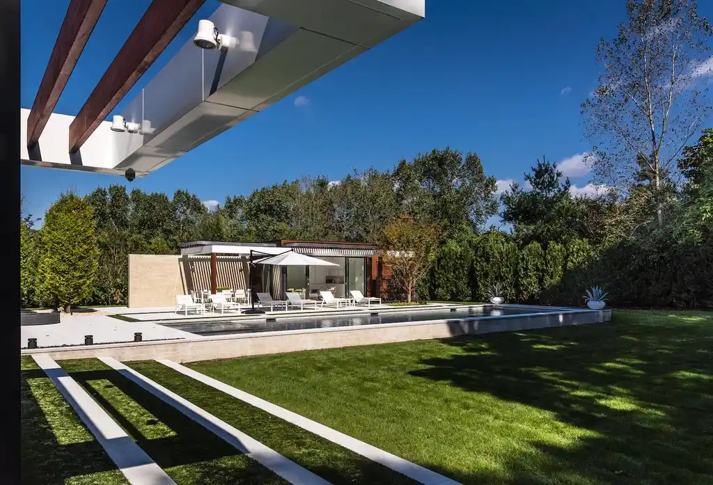Old Westbury Residence by Mojo Stumer Associates, A Modern Architectural Marvel in Long Island