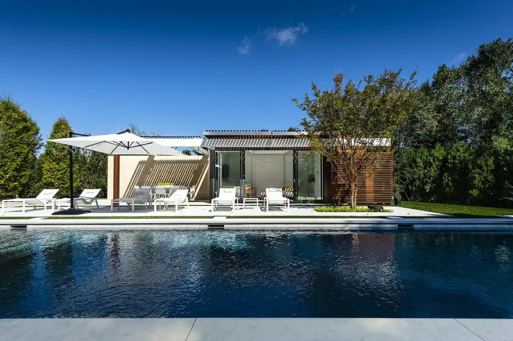 Old Westbury Residence by Mojo Stumer Associates, A Modern Architectural Marvel in Long Island