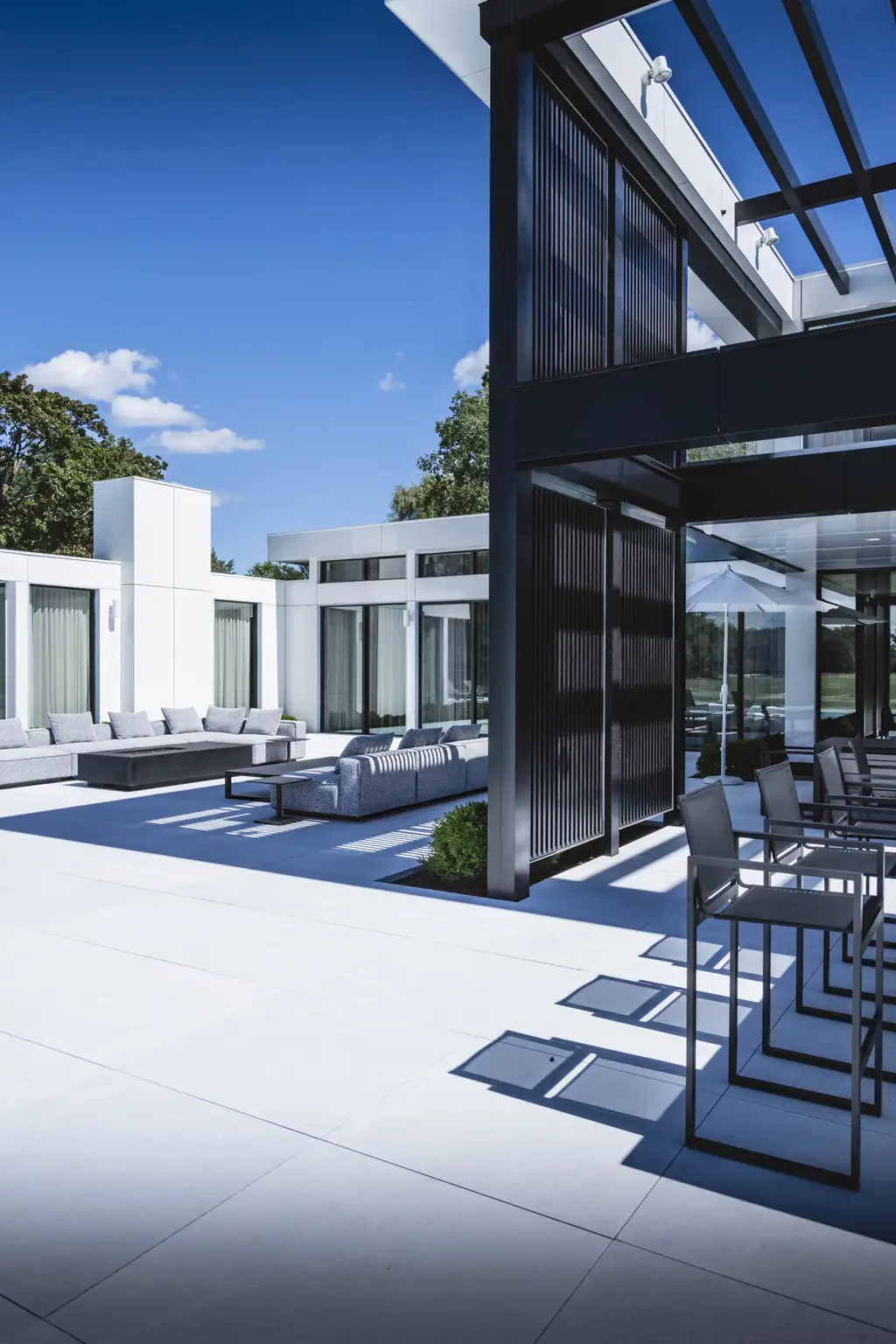 Quail Run House by Mojo Stumer Associates, A Minimalist Marvel Where Nature Intertwines with Modern Geometry