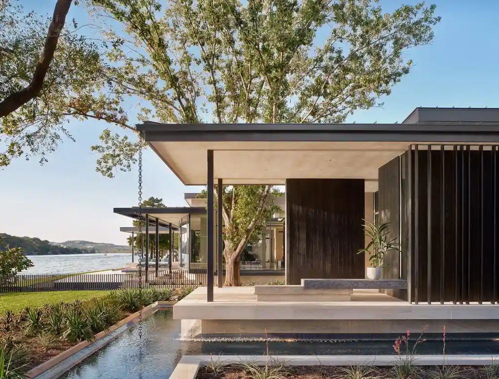 Red Oak Residence by LaRue Architects A Harmonious Blend of Architecture and Nature on Lake Austin 3