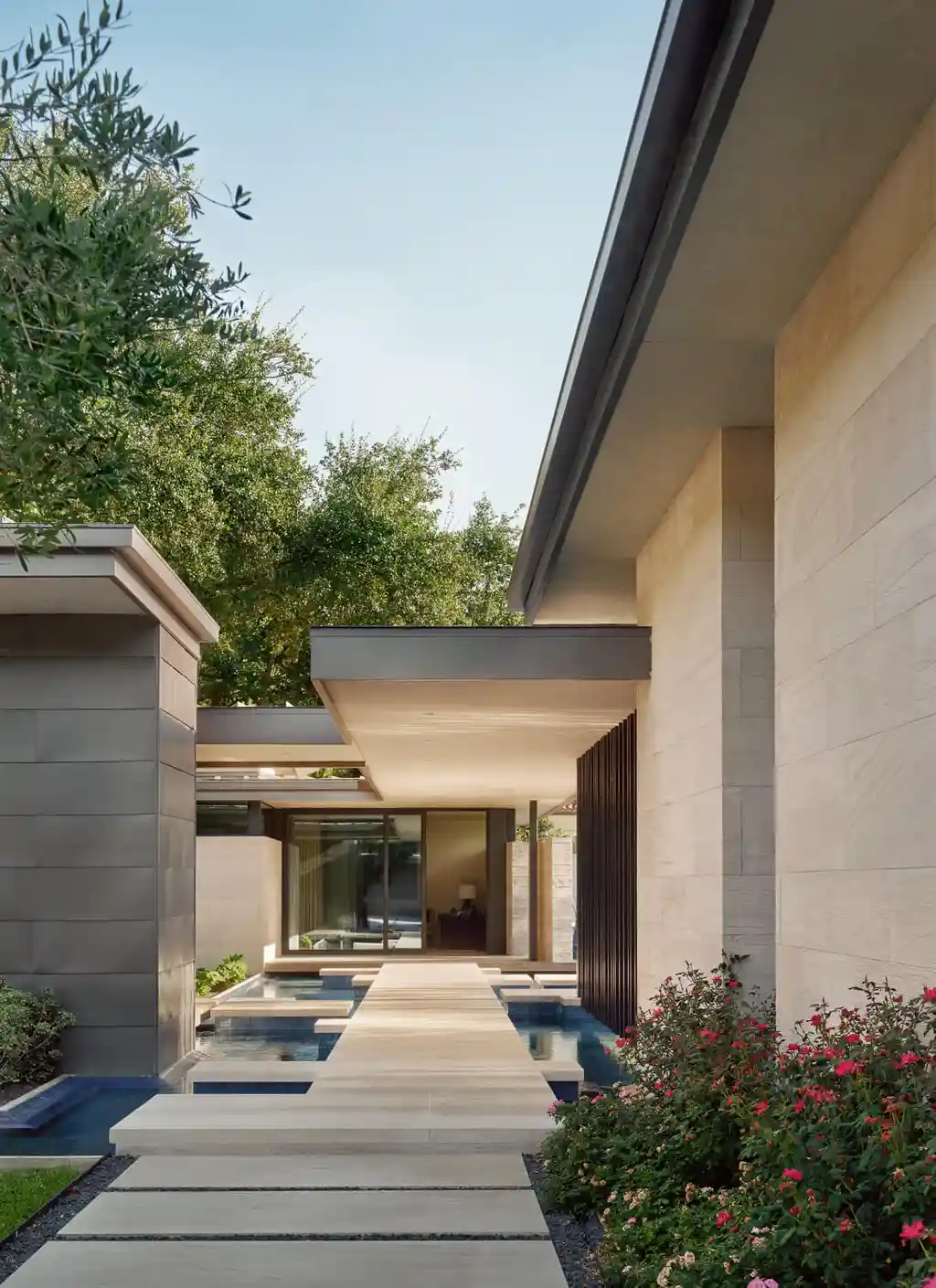 Red Oak Residence by LaRue Architects, A Harmonious Blend of Architecture and Nature on Lake Austin