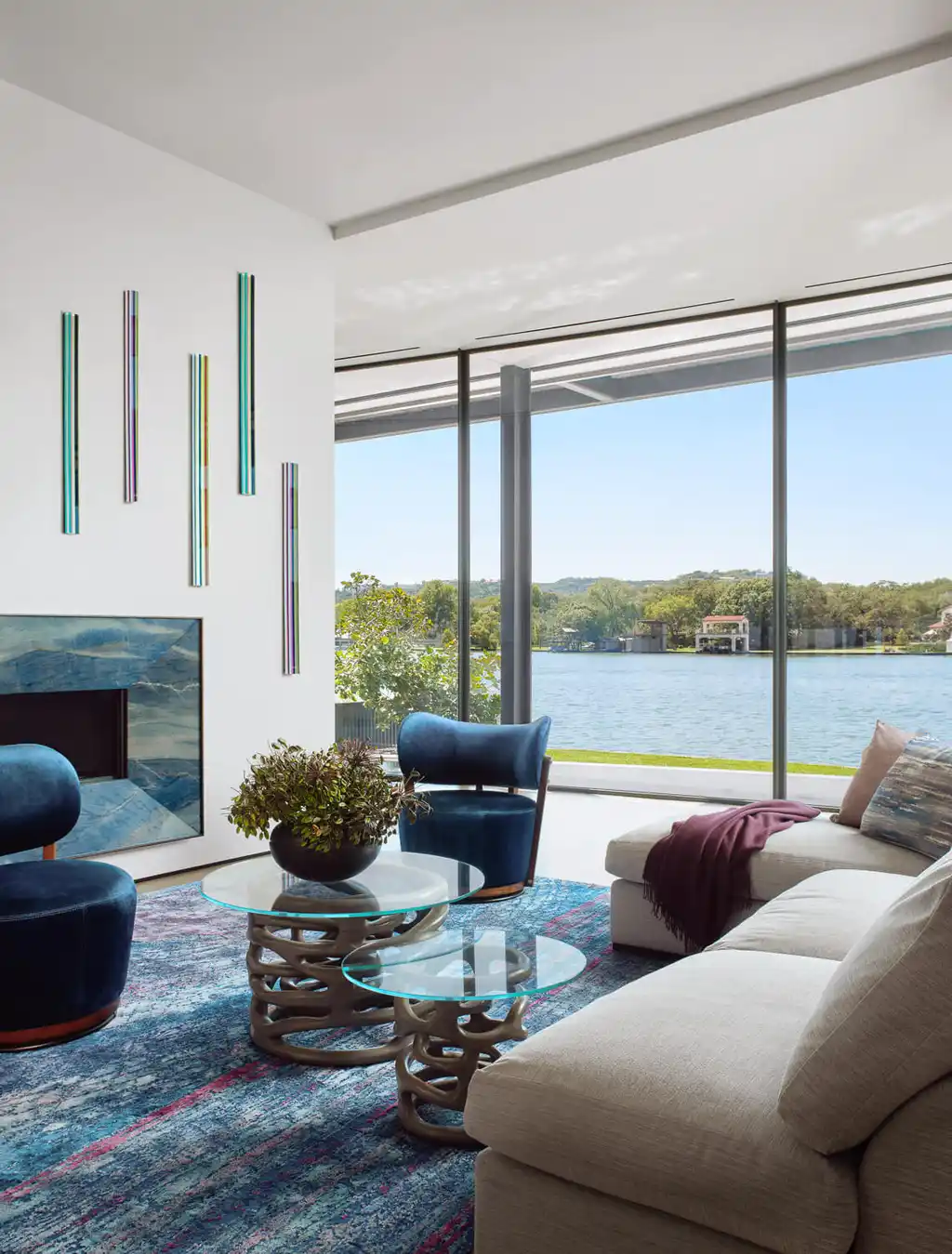 Red Oak Residence by LaRue Architects, A Harmonious Blend of Architecture and Nature on Lake Austin