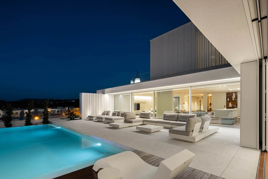 RiscoWhite by Risco Arquitectura A Minimalist Concrete Home in Barcelinhos Portugal 12