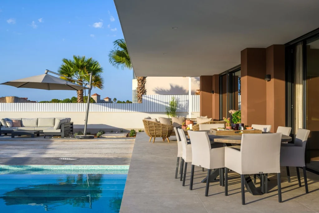 Villa by the water by Albasini Berkhout Architecture SLP Canal Side Serenity in Murcia Spain 4