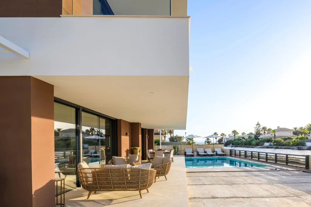 Villa by the water by Albasini Berkhout Architecture SLP Canal Side Serenity in Murcia Spain 5