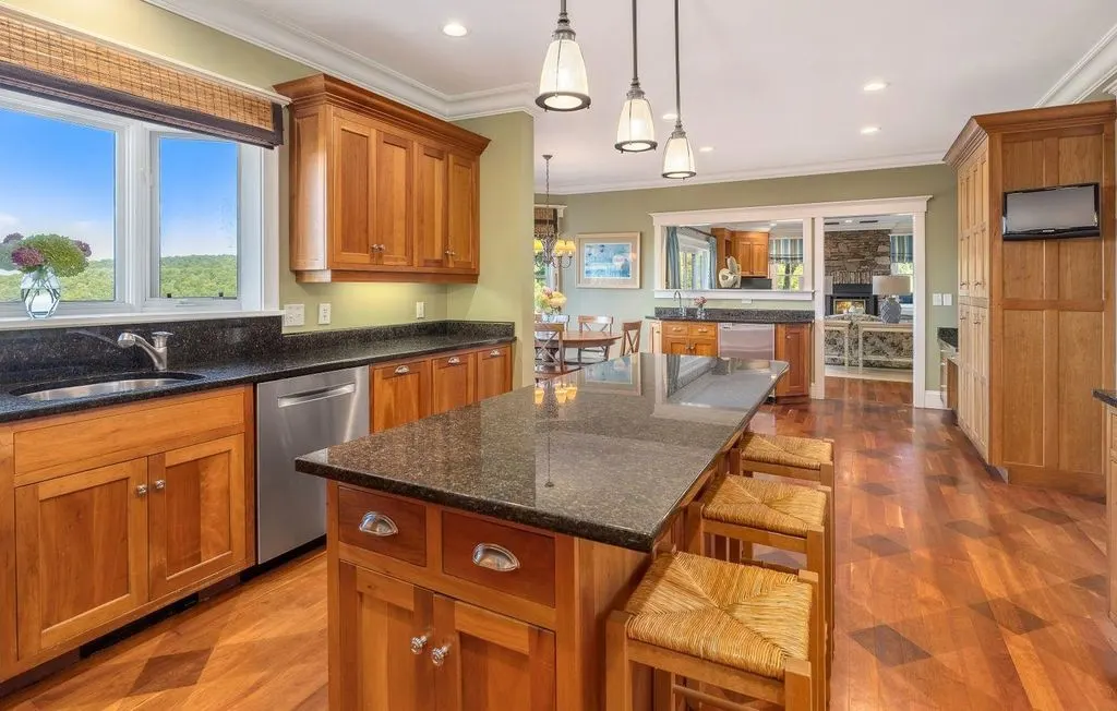 675 Putnam Forest Road A 4.975M Architectural Treasure Framed by Vermonts Green Mountains 4