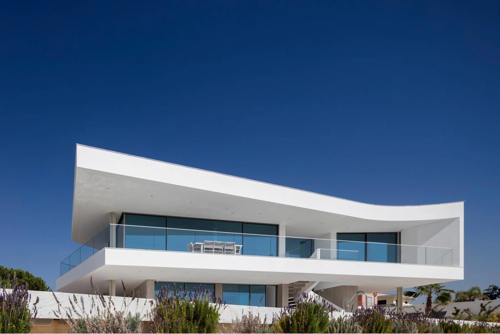 Casa 3P by Mario Martins Atelier Melds Geometry Light and Landscape on the Algarve Coast 3