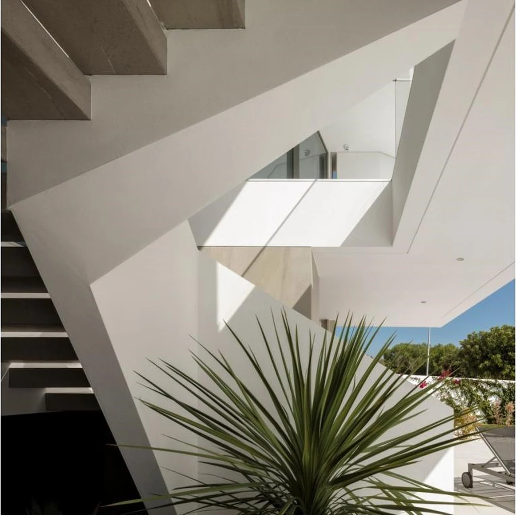 Casa 3P by Mario Martins Atelier Melds Geometry Light and Landscape on the Algarve Coast 4