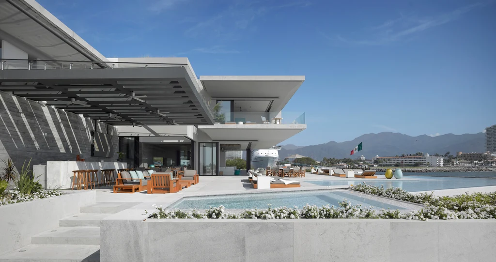 Vallarta House by Ezequiel Farca Studio Blends Coastal Elegance and Tropical Architecture in Puerto Vallarta 2