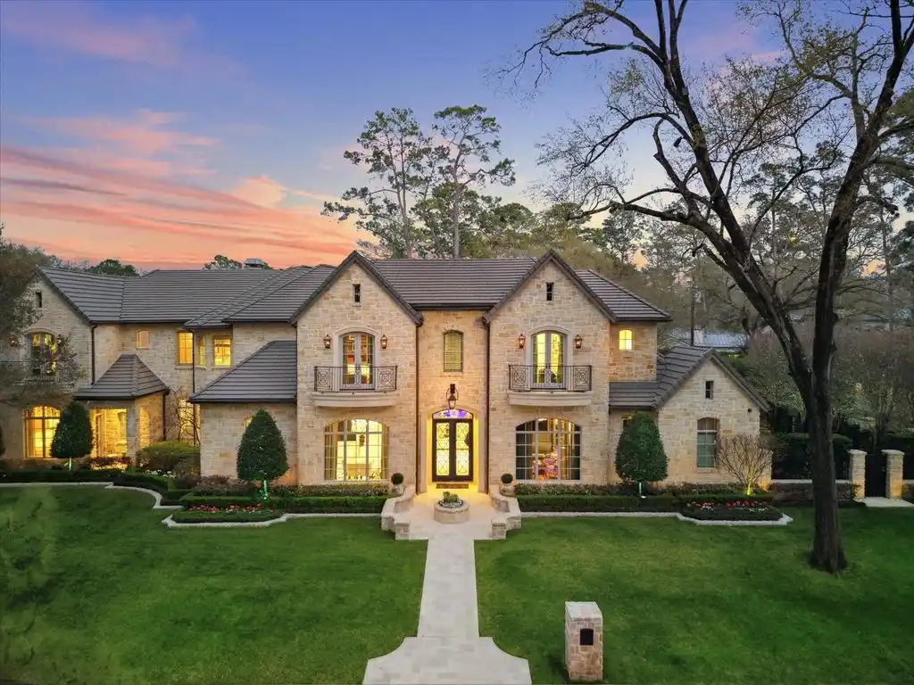 Exquisite Texas Estate Boasts Sophisticated Living and Custom Details, Priced at $9.995 Million 5 220 Merrie Way Ln A Texas Masterpiece Offering Bespoke Luxury at 9.995 Million 1