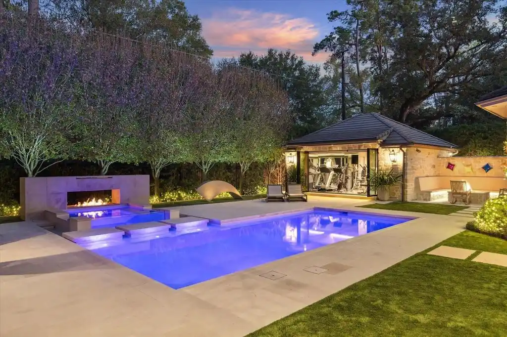 Exquisite Texas Estate Boasts Sophisticated Living and Custom Details, Priced at $9.995 Million 18 220 Merrie Way Ln A Texas Masterpiece Offering Bespoke Luxury at 9.995 Million 16