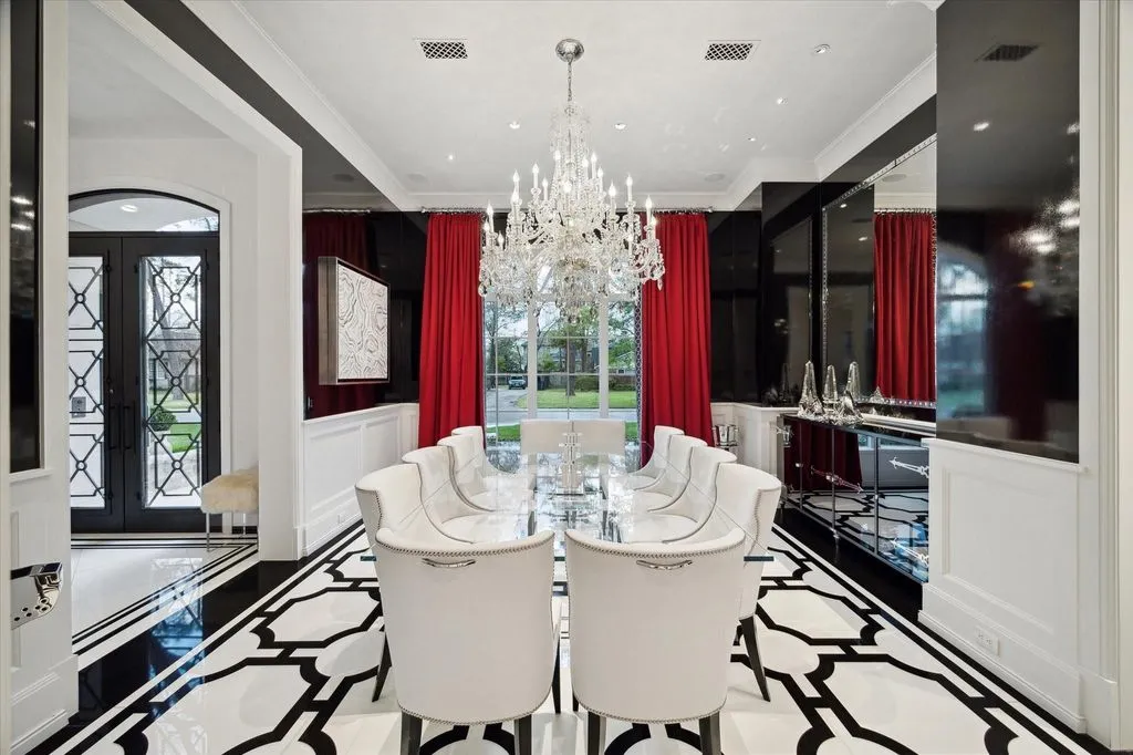 Exquisite Texas Estate Boasts Sophisticated Living and Custom Details, Priced at $9.995 Million 8 220 Merrie Way Ln A Texas Masterpiece Offering Bespoke Luxury at 9.995 Million 5