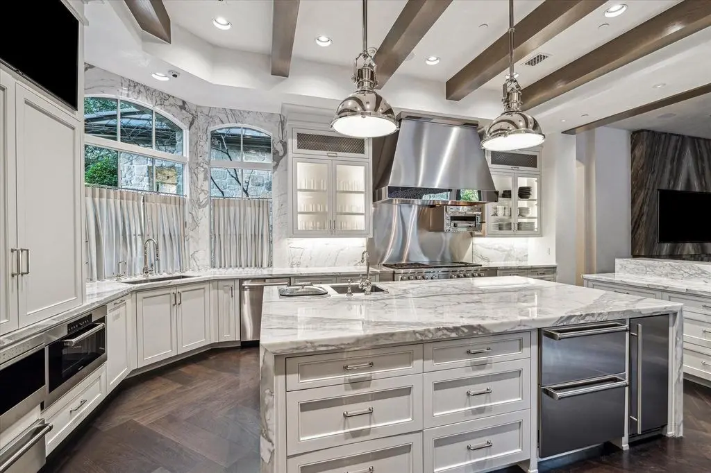 Exquisite Texas Estate Boasts Sophisticated Living and Custom Details, Priced at $9.995 Million 9 220 Merrie Way Ln A Texas Masterpiece Offering Bespoke Luxury at 9.995 Million 6