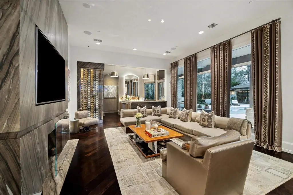 Exquisite Texas Estate Boasts Sophisticated Living and Custom Details, Priced at $9.995 Million 11 220 Merrie Way Ln A Texas Masterpiece Offering Bespoke Luxury at 9.995 Million 8