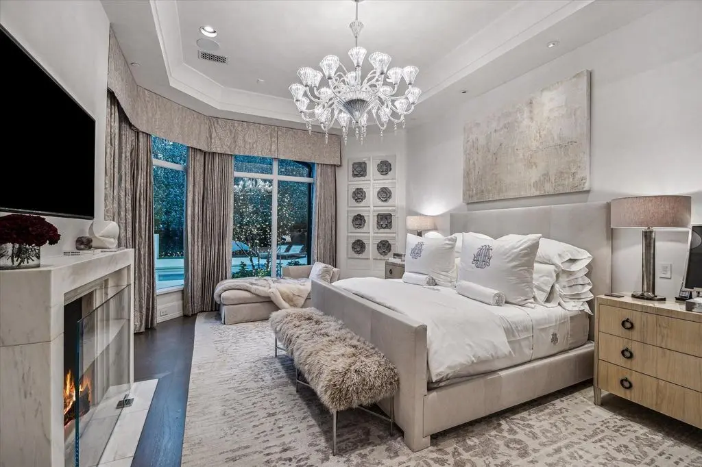 Exquisite Texas Estate Boasts Sophisticated Living and Custom Details, Priced at $9.995 Million 12 220 Merrie Way Ln A Texas Masterpiece Offering Bespoke Luxury at 9.995 Million 9