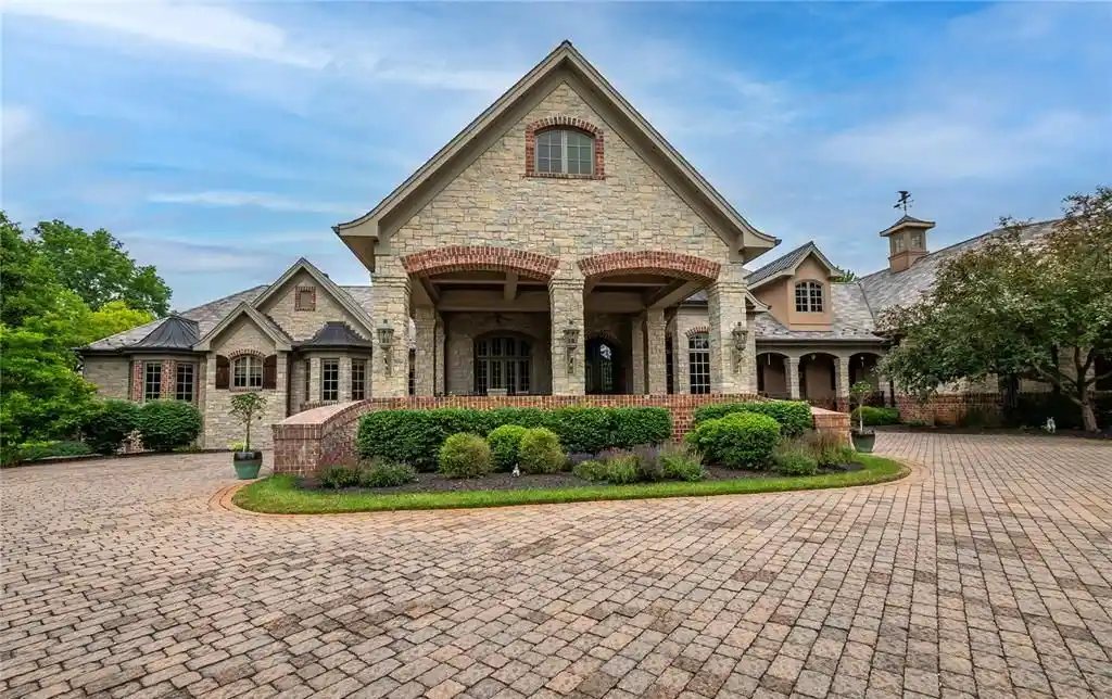 4 Slate River Way A Stunning Missouri Estate Blending European Sophistication with Midwestern Warmth — Listed at 6.25 Million 3