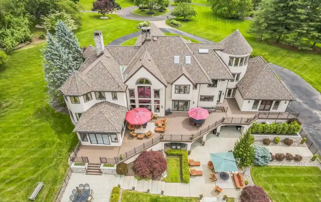 509 Wheatfield Ln Blends Architectural Elegance and Resort Style Luxury for 3.75 Million 19