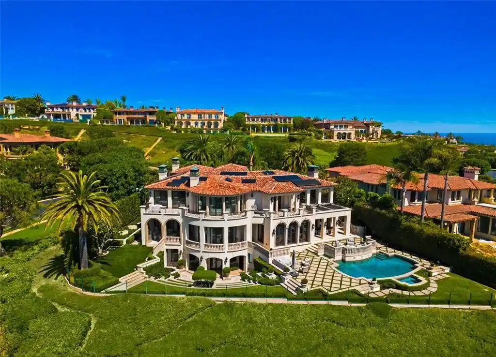 A Breathtaking Architectural Masterpiece at 22 Pelican Crest Dr Redefines Coastal Luxury — 29 1