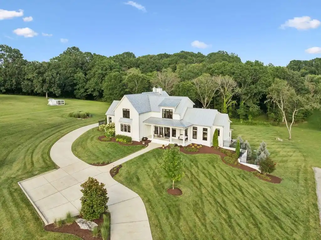 Extraordinary Modern Farmhouse at 2650 Finley Ridge Rd Spans 44.85 Acres—Listed for 7777777 1