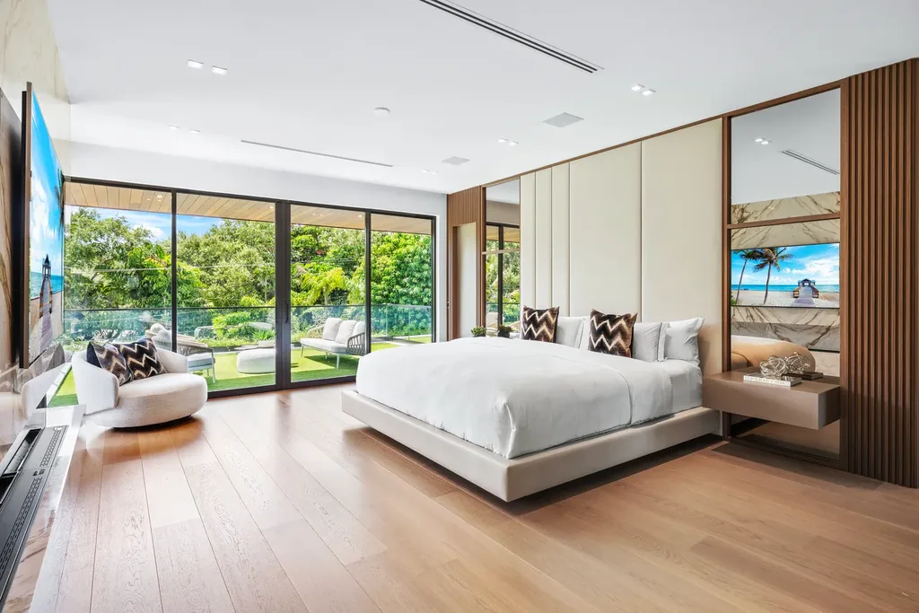 10840 Old Cutler Rd Coral Gables luxury estate with modern architecture by Giorgio Balli, surrounded by oak trees in Snapper Creek Lakes