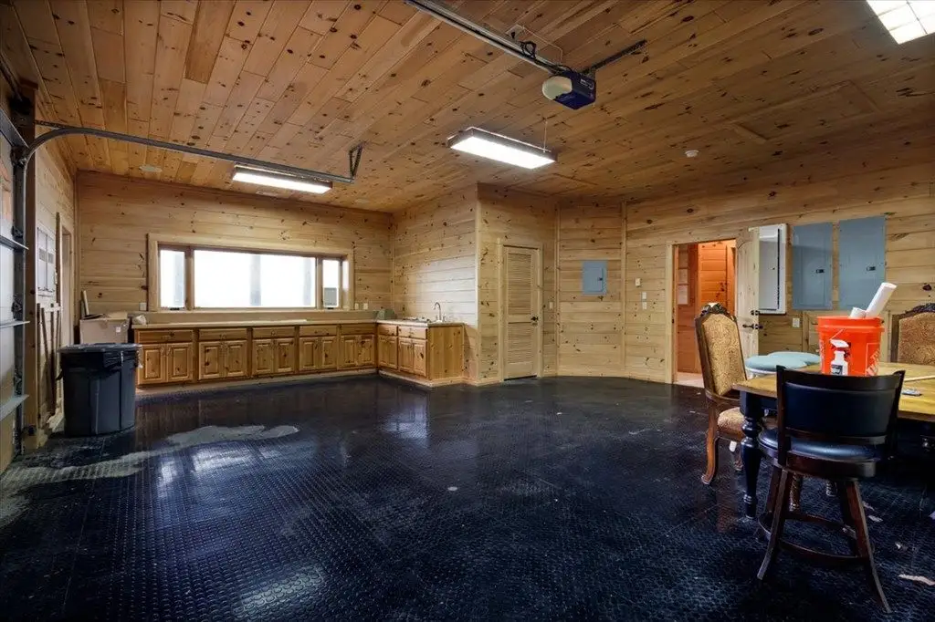 Luxury British Columbian Cedar Log Retreat in Georgia Hits the Market at $5.67 Million 19 373 Rising Star Ln Stunning British Columbian Cedar Log Estate in Georgia Listed for 5.67 Million 25