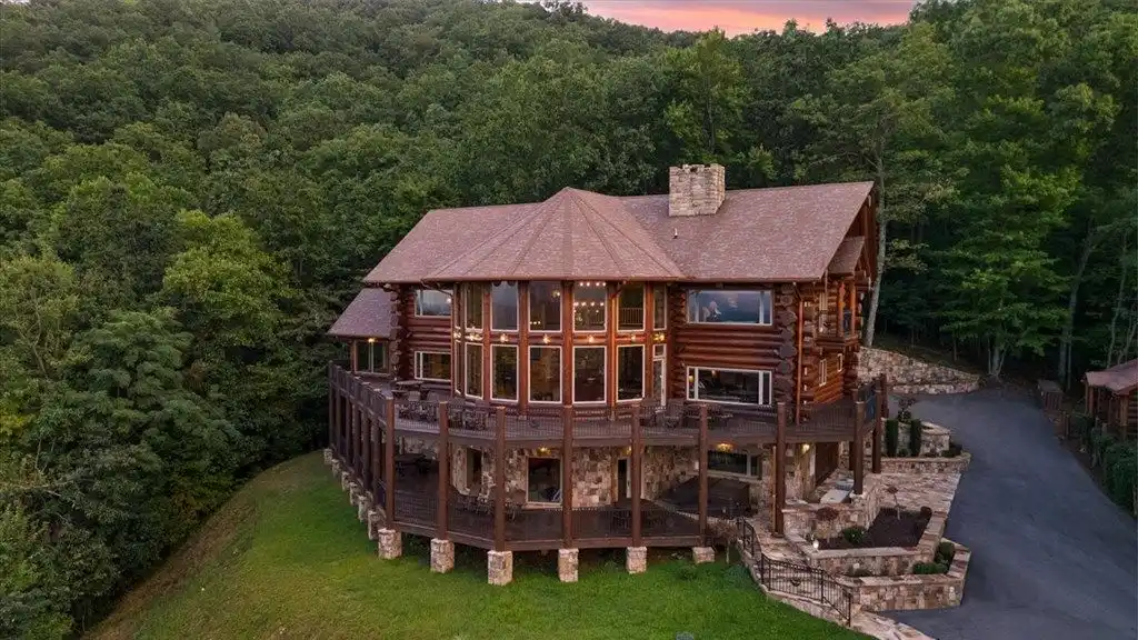 Luxury British Columbian Cedar Log Retreat in Georgia Hits the Market at $5.67 Million 7 373 Rising Star Ln Stunning British Columbian Cedar Log Estate in Georgia Listed for 5.67 Million 3