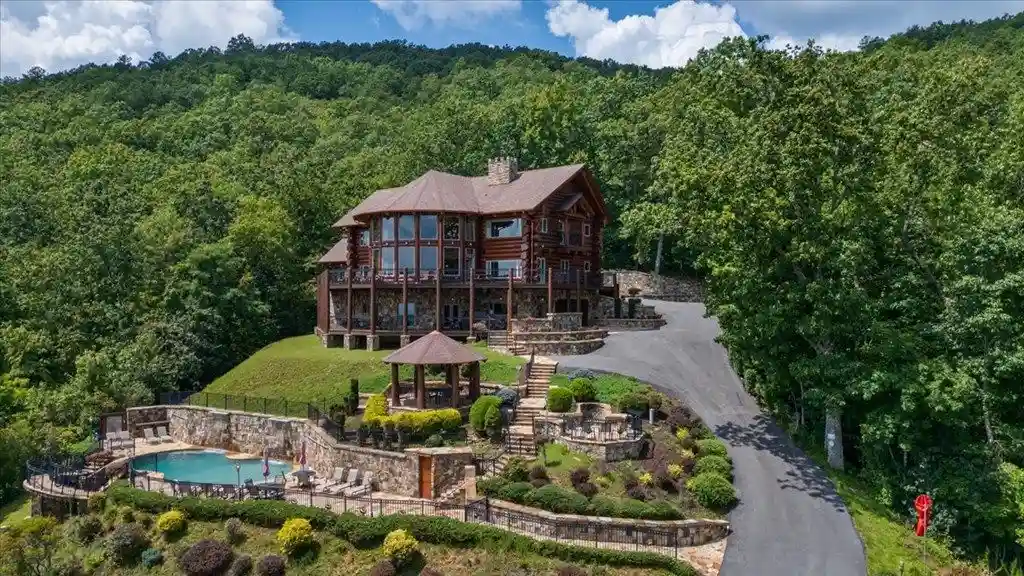 Luxury British Columbian Cedar Log Retreat in Georgia Hits the Market at $5.67 Million 8 373 Rising Star Ln Stunning British Columbian Cedar Log Estate in Georgia Listed for 5.67 Million 4