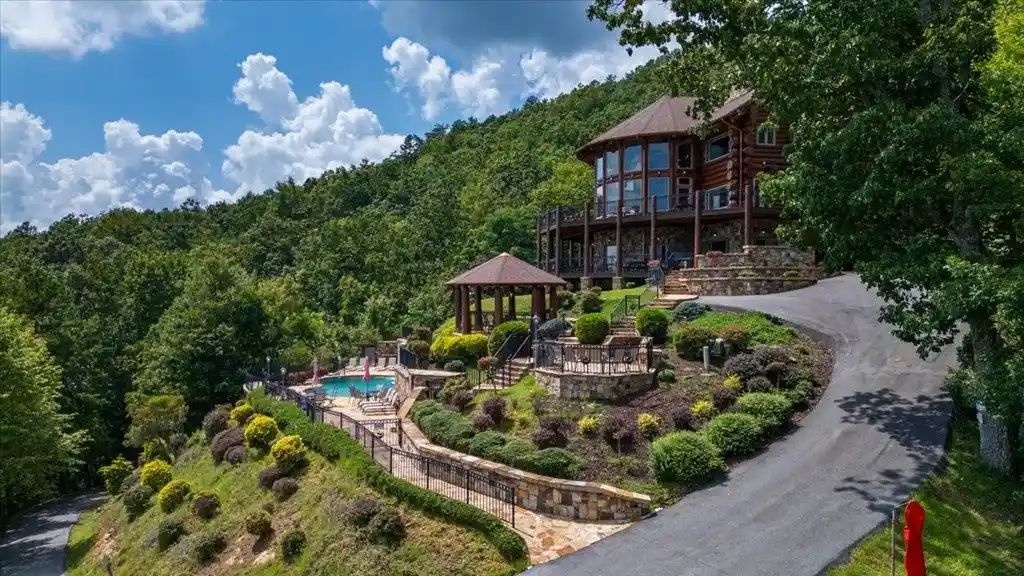 Luxury British Columbian Cedar Log Retreat in Georgia Hits the Market at $5.67 Million 9 373 Rising Star Ln Stunning British Columbian Cedar Log Estate in Georgia Listed for 5.67 Million 5