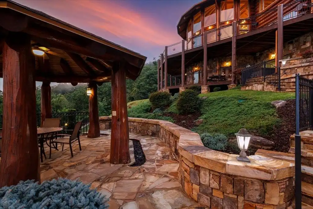 Luxury British Columbian Cedar Log Retreat in Georgia Hits the Market at $5.67 Million 11 373 Rising Star Ln Stunning British Columbian Cedar Log Estate in Georgia Listed for 5.67 Million 7