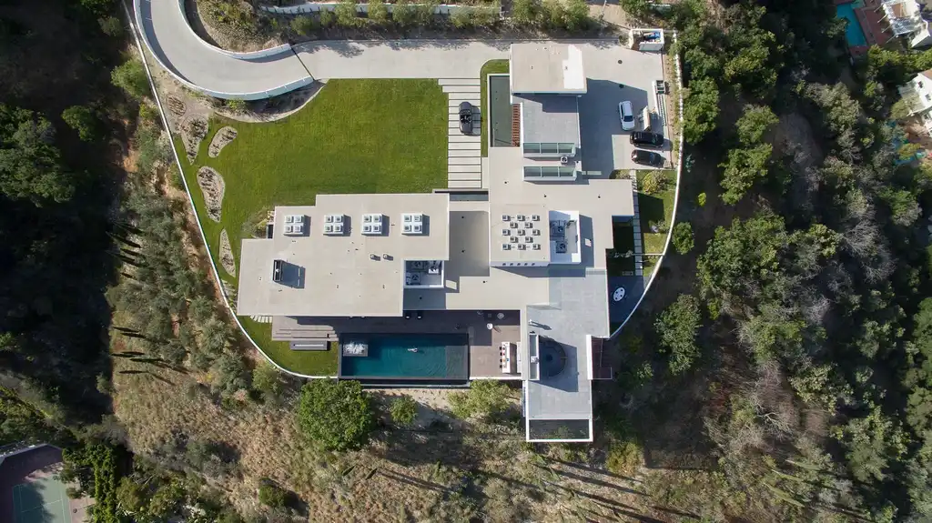 Benedict Canyon 2016 by Whipple Russell Architects a Beverly Hills Home Designed for Outdoor Living and Artful Entertaining 3